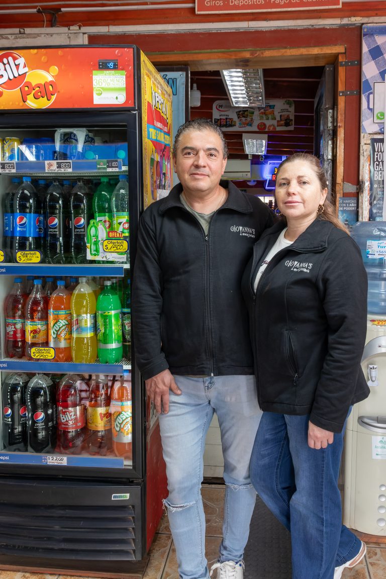 Ricardo Rodríguez y su pareja en su negocio